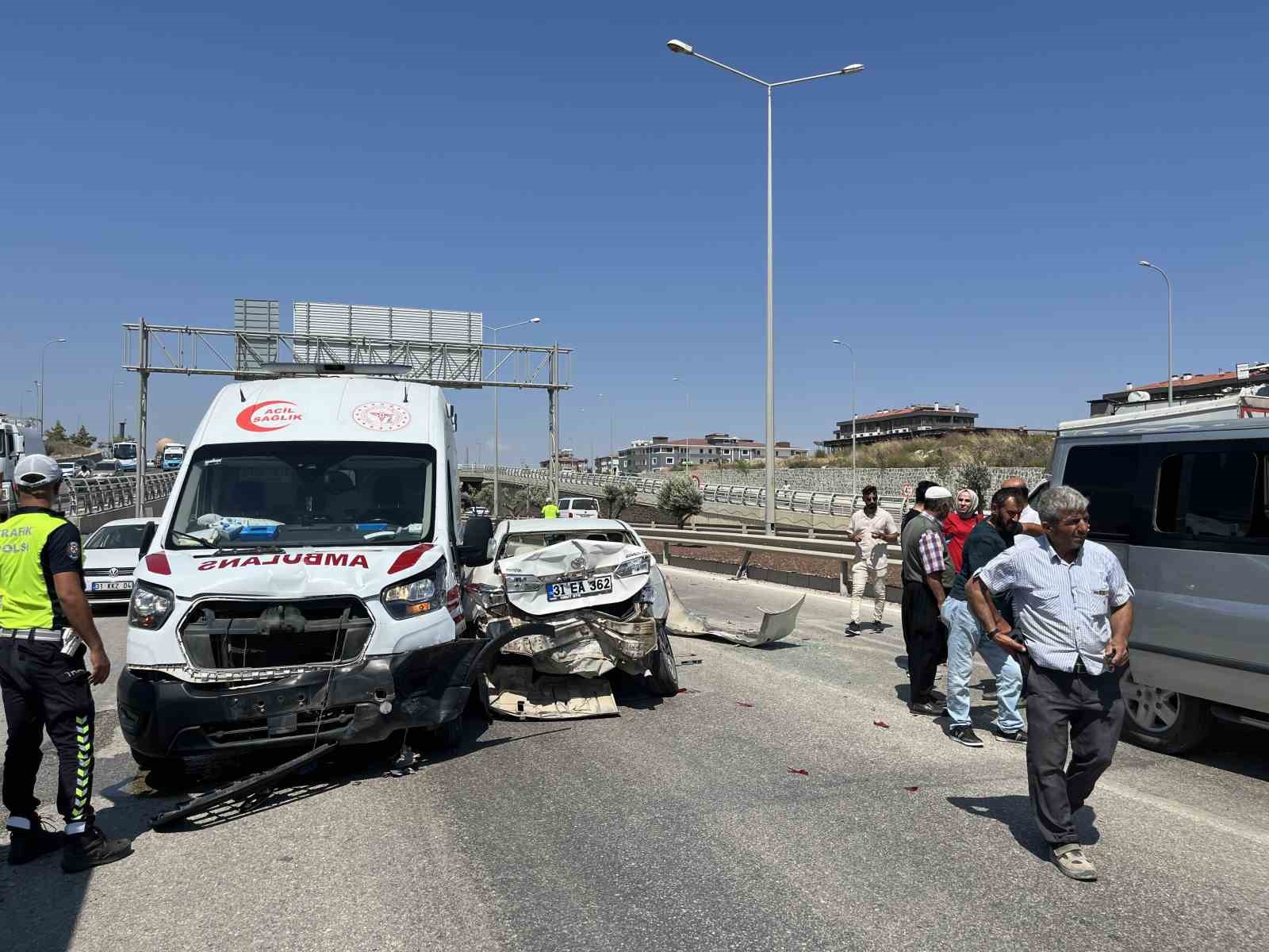 Ambulansın karıştığı kazada sağlık personeli hastayı battaniyeyle güneşten korudu 4 ambulansin karistigi kazada saglik personeli hastayi battaniyeyle gunesten korudu 0 ypqLKkiS
