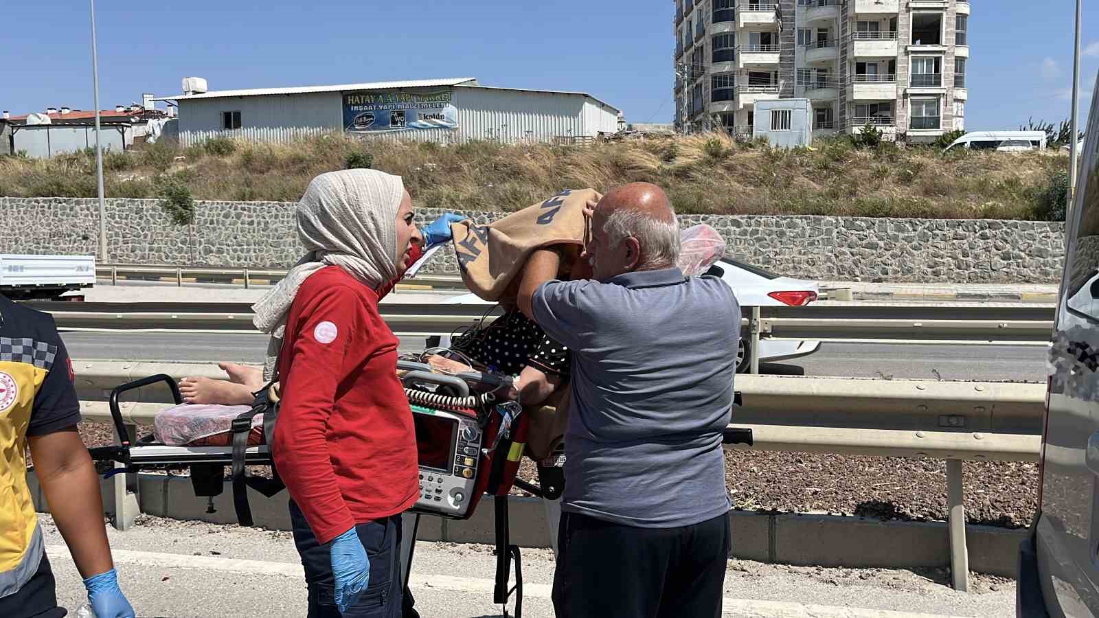 Ambulansın karıştığı kazada sağlık personeli hastayı battaniyeyle güneşten korudu 5 ambulansin karistigi kazada saglik personeli hastayi battaniyeyle gunesten korudu 1 uHMTlKbG
