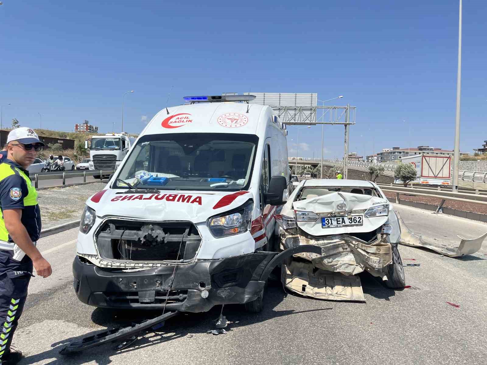 Ambulansın karıştığı kazada sağlık personeli hastayı battaniyeyle güneşten korudu 6 ambulansin karistigi kazada saglik personeli hastayi battaniyeyle gunesten korudu 2 LP8JCBru