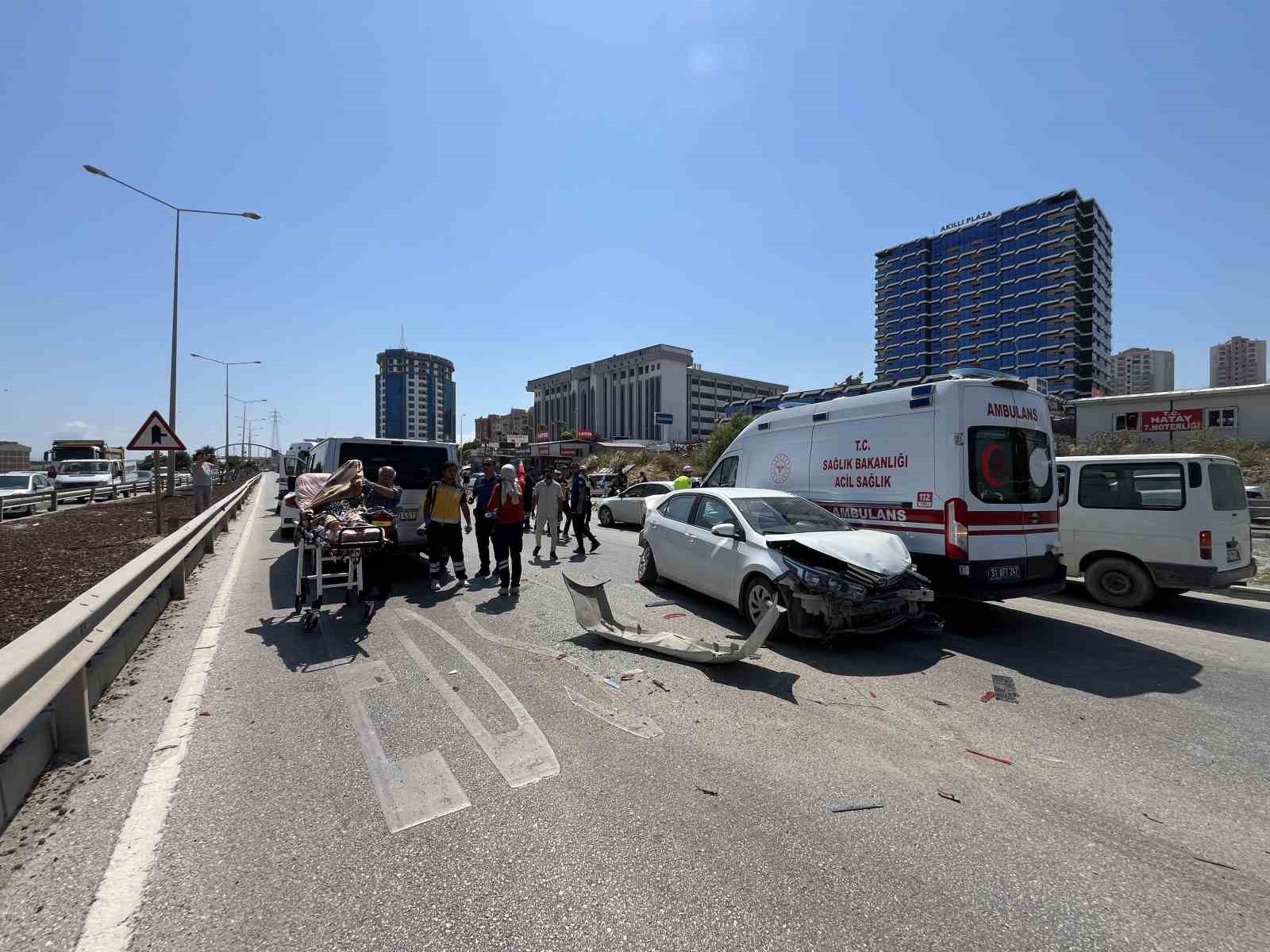 Ambulansın karıştığı kazada sağlık personeli hastayı battaniyeyle güneşten korudu 7 ambulansin karistigi kazada saglik personeli hastayi battaniyeyle gunesten korudu 3 f4pnOYet