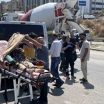 ambulansin-karistigi-kazada-saglik-personeli-hastayi-battaniyeyle-gunesten-korudu-VZMjBhOu.jpg
