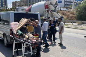 ambulansin-karistigi-kazada-saglik-personeli-hastayi-battaniyeyle-gunesten-korudu-VZMjBhOu.jpg