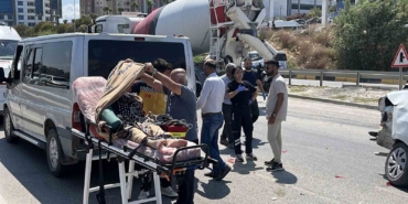 ambulansin-karistigi-kazada-saglik-personeli-hastayi-battaniyeyle-gunesten-korudu-VZMjBhOu.jpg