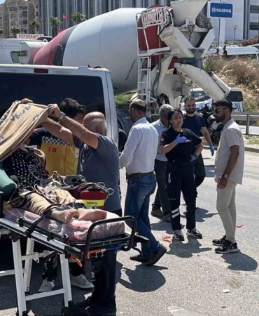 ambulansin-karistigi-kazada-saglik-personeli-hastayi-battaniyeyle-gunesten-korudu-VZMjBhOu.jpg