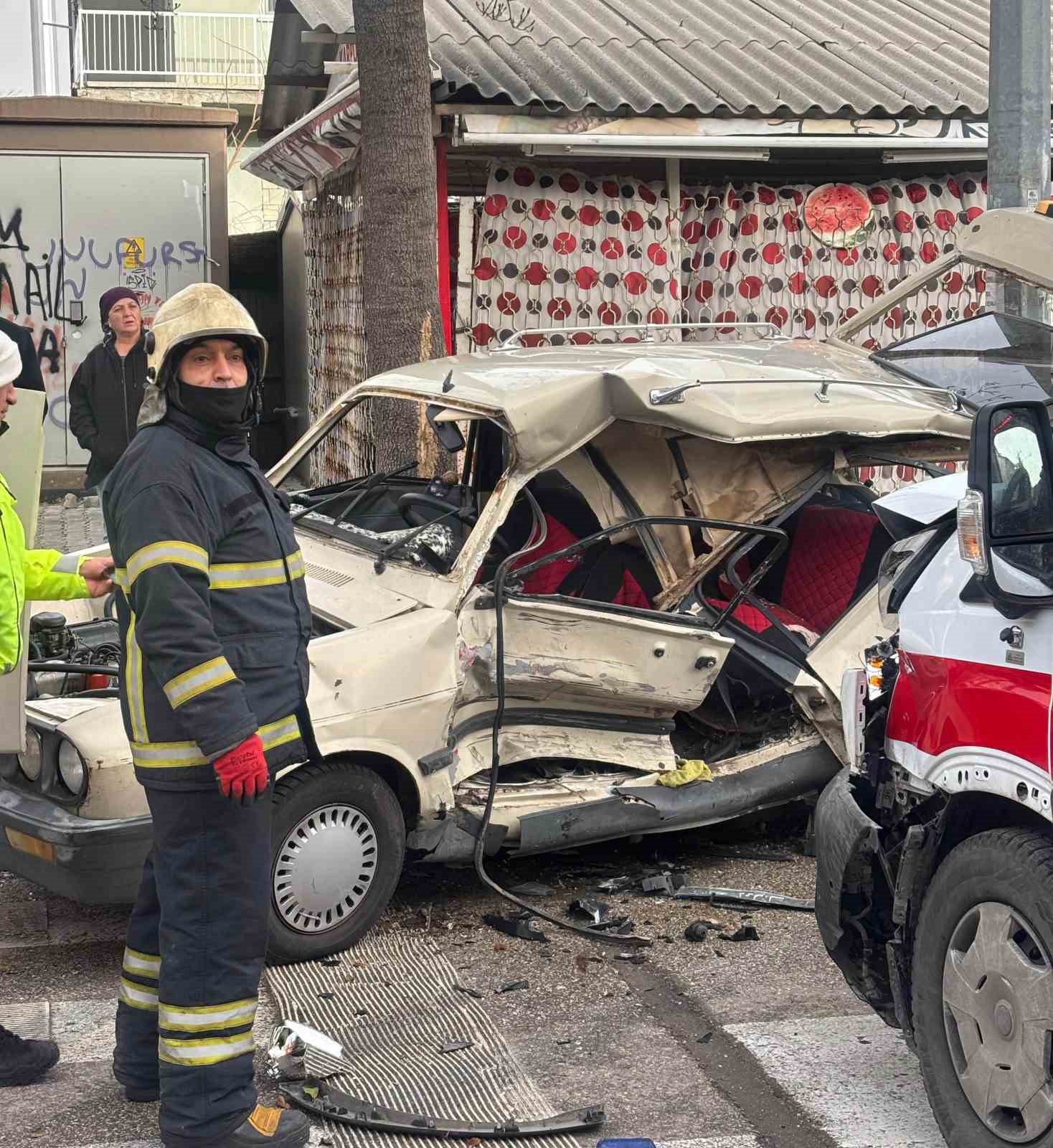 ambulansla carpisan otomobil hurdaya dondu 2 yarali 0 BBhbfFCN