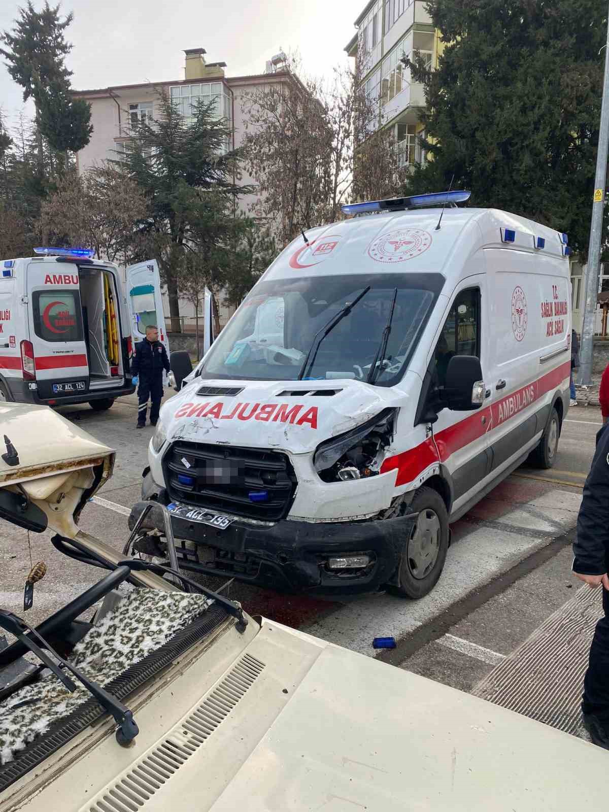 ambulansla carpisan otomobil hurdaya dondu 2 yarali 1 B1IJ1MMc
