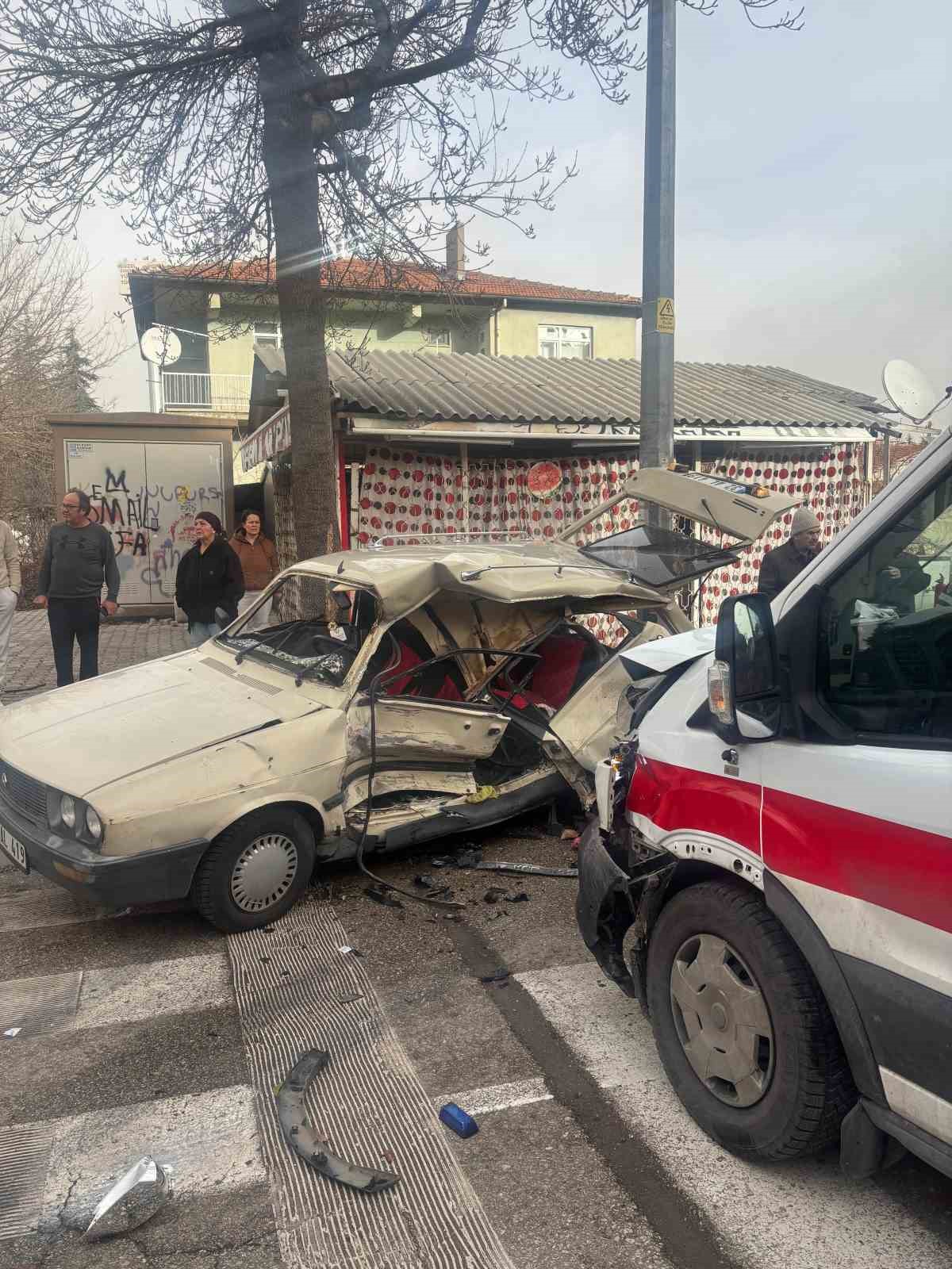 ambulansla carpisan otomobil hurdaya dondu 2 yarali 2 vJRb4UuU