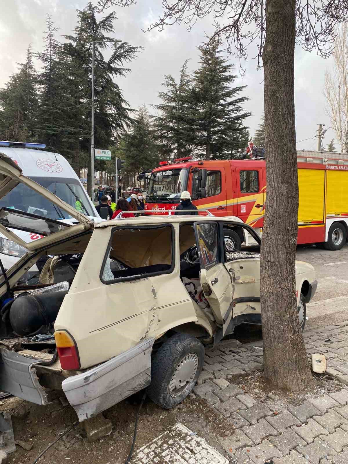 ambulansla carpisan otomobil hurdaya dondu 2 yarali 3 XWZbAYmd
