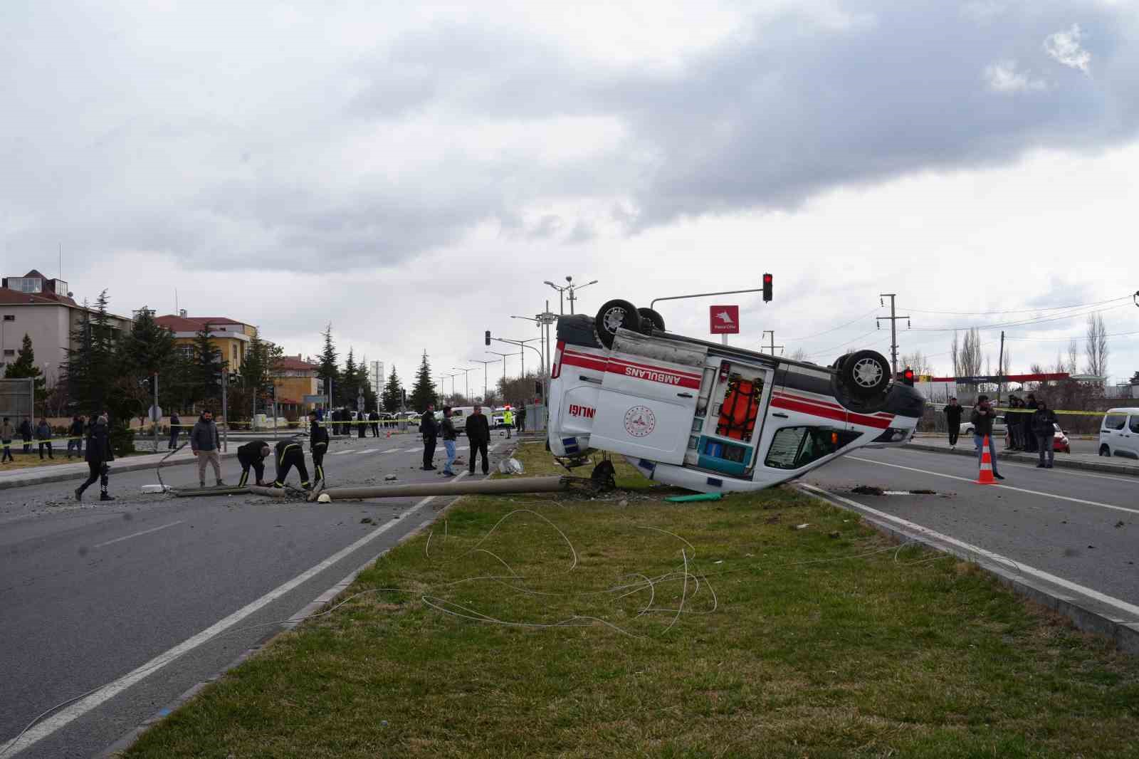 ambulansla hafif ticari arac carpisti 3 saglik gorevlisi yaralandi 0 wyrmLIzG
