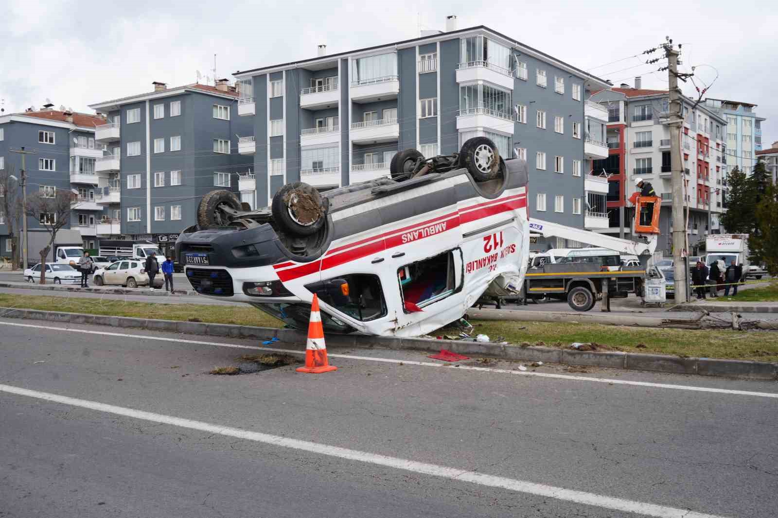 ambulansla hafif ticari arac carpisti 3 saglik gorevlisi yaralandi 1 n4nc8R6t