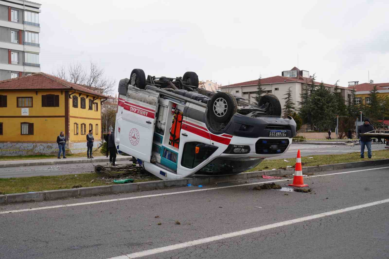 ambulansla hafif ticari arac carpisti 3 saglik gorevlisi yaralandi 2 tNA4VdhA