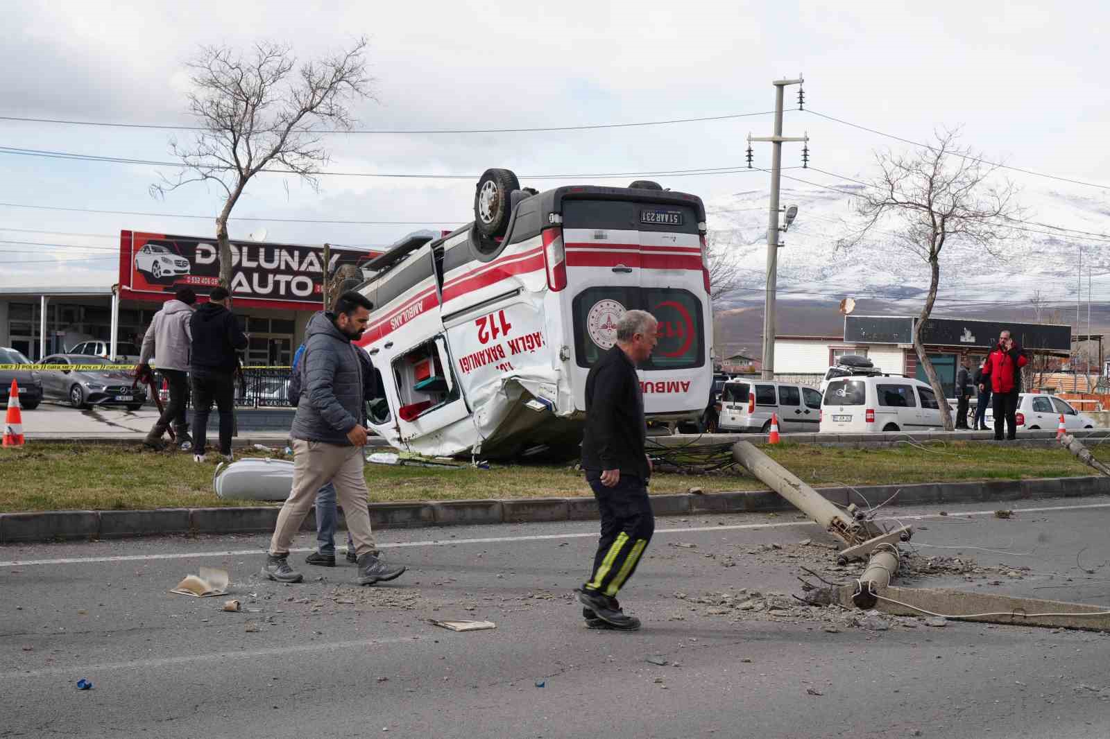 ambulansla hafif ticari arac carpisti 3 saglik gorevlisi yaralandi 3 knQvkMVi