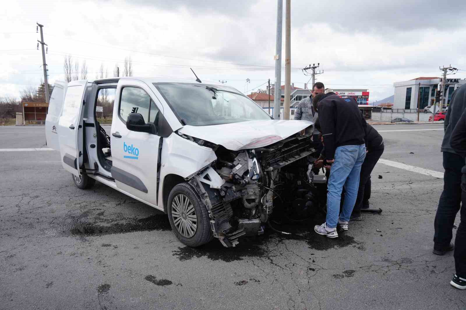 ambulansla hafif ticari arac carpisti 3 saglik gorevlisi yaralandi 4 4XyYLscQ