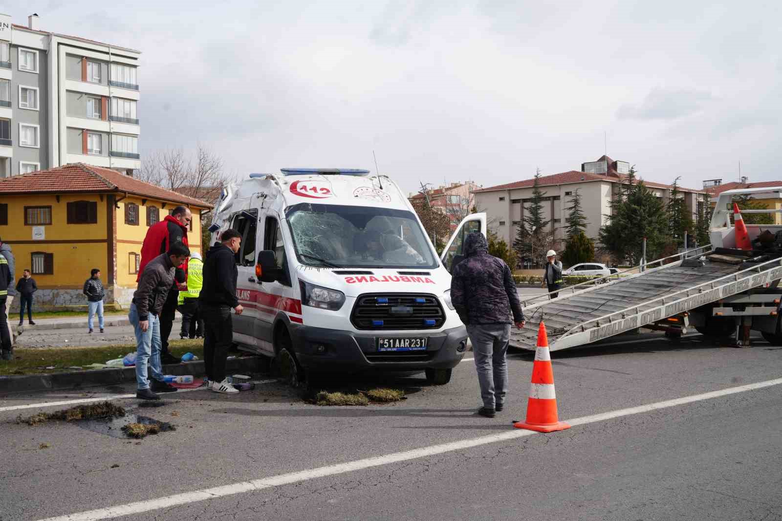 ambulansla hafif ticari arac carpisti 3 saglik gorevlisi yaralandi 5 Jr6usvPi