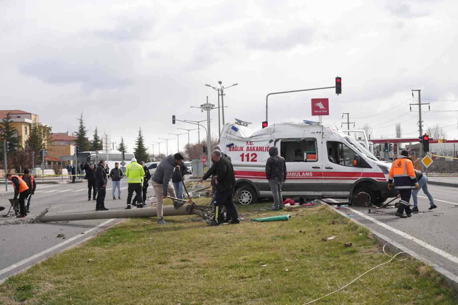 ambulansla hafif ticari arac carpisti 3 saglik gorevlisi yaralandi 6 drNTrcsh