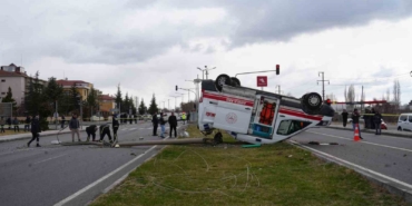 ambulansla-hafif-ticari-arac-carpisti-3-saglik-gorevlisi-yaralandi-KN1VnSaO.jpg