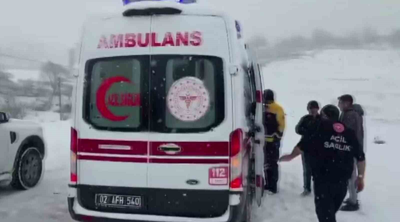 ambulansla karda mahsur kalan hastayi belediye ekipleri kurtardi 0