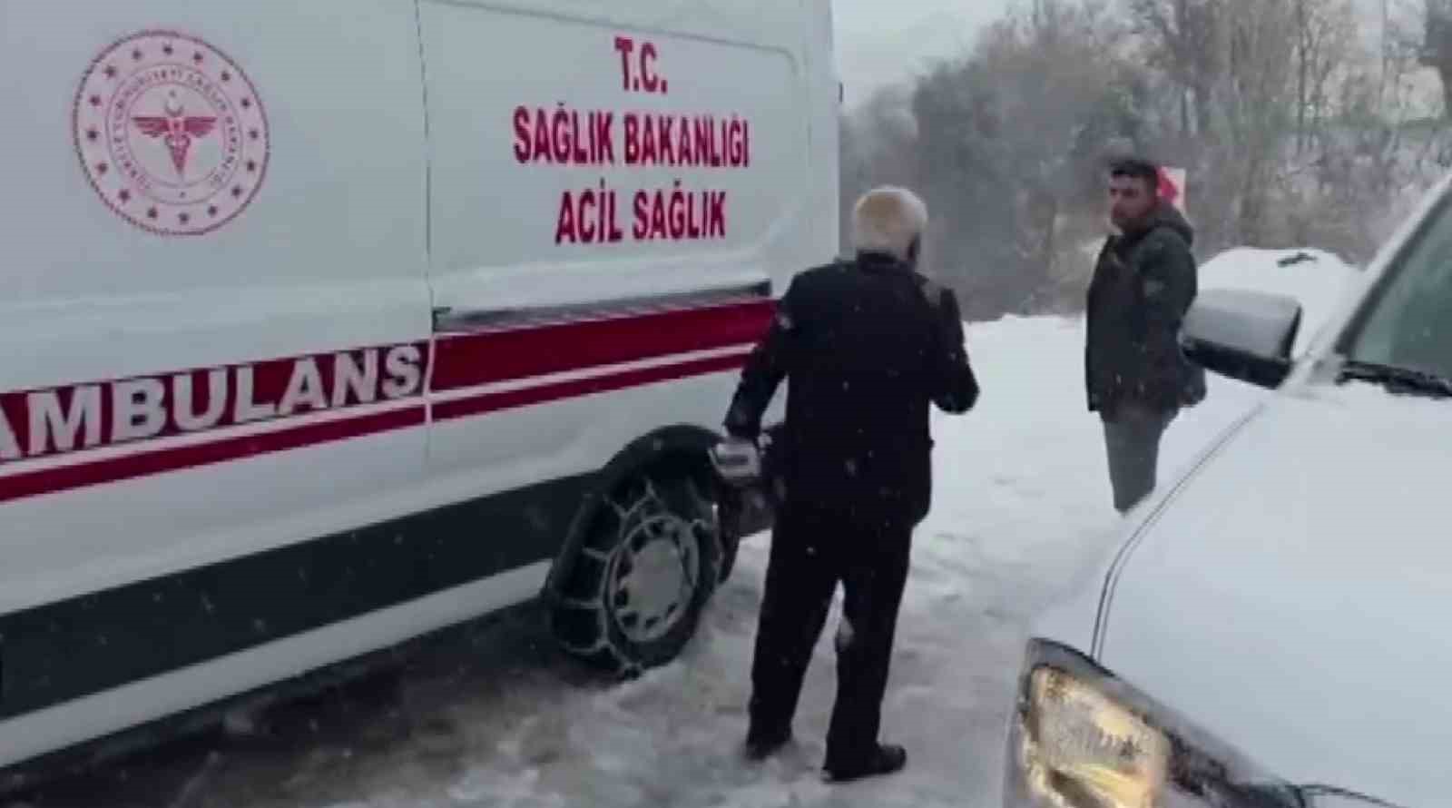 ambulansla karda mahsur kalan hastayi belediye ekipleri kurtardi 1 1QF49LV1