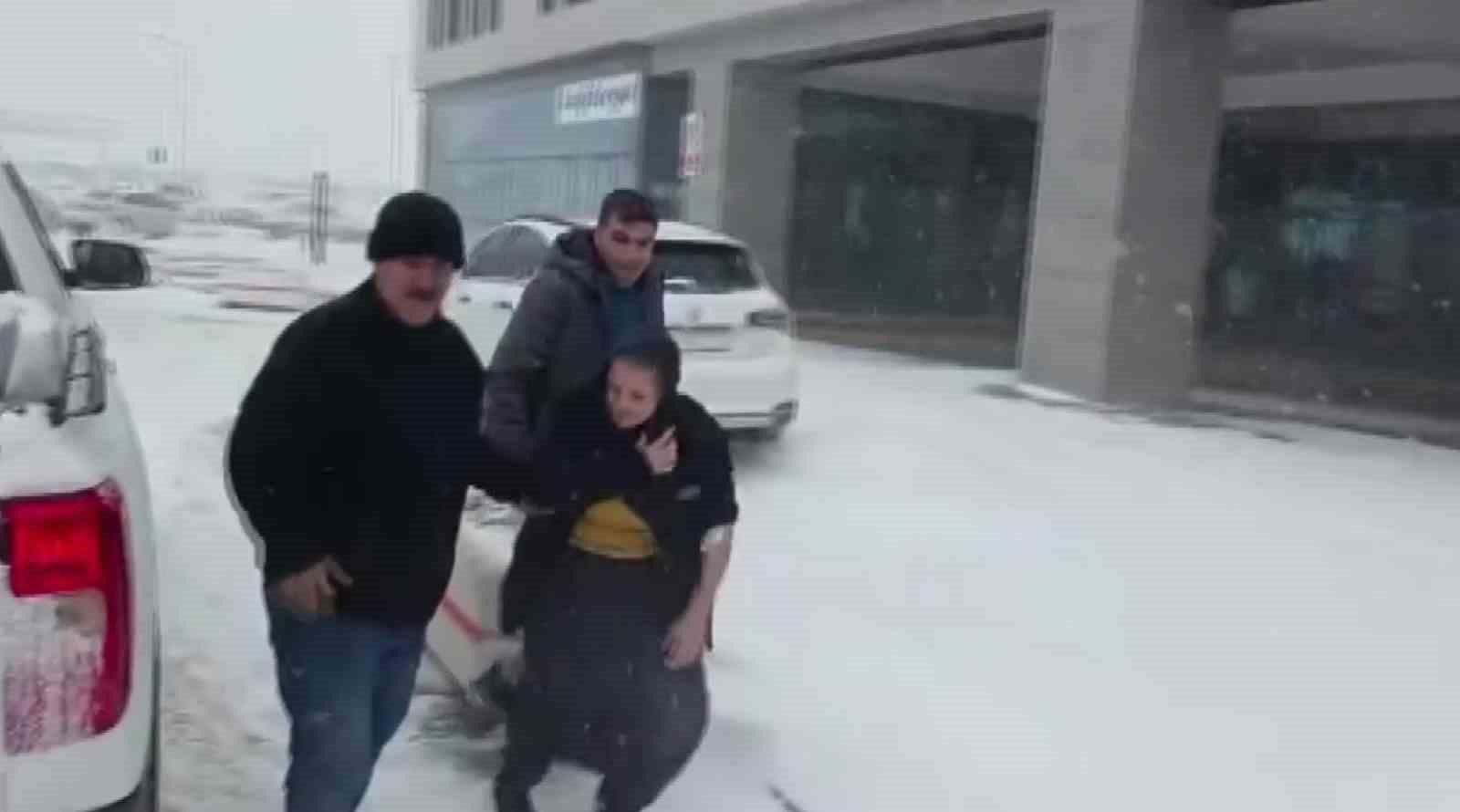 ambulansla karda mahsur kalan hastayi belediye ekipleri kurtardi 2 fRyhrP1C