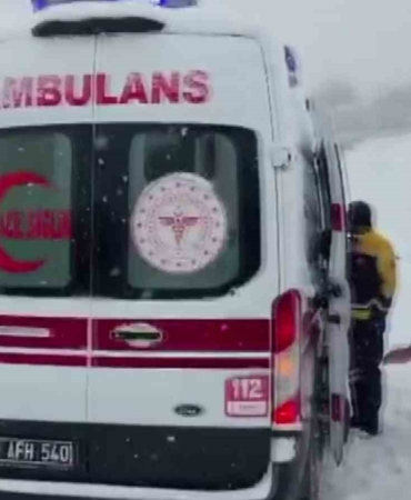 ambulansla-karda-mahsur-kalan-hastayi-belediye-ekipleri-kurtardi-KGZO8Jfu.jpg
