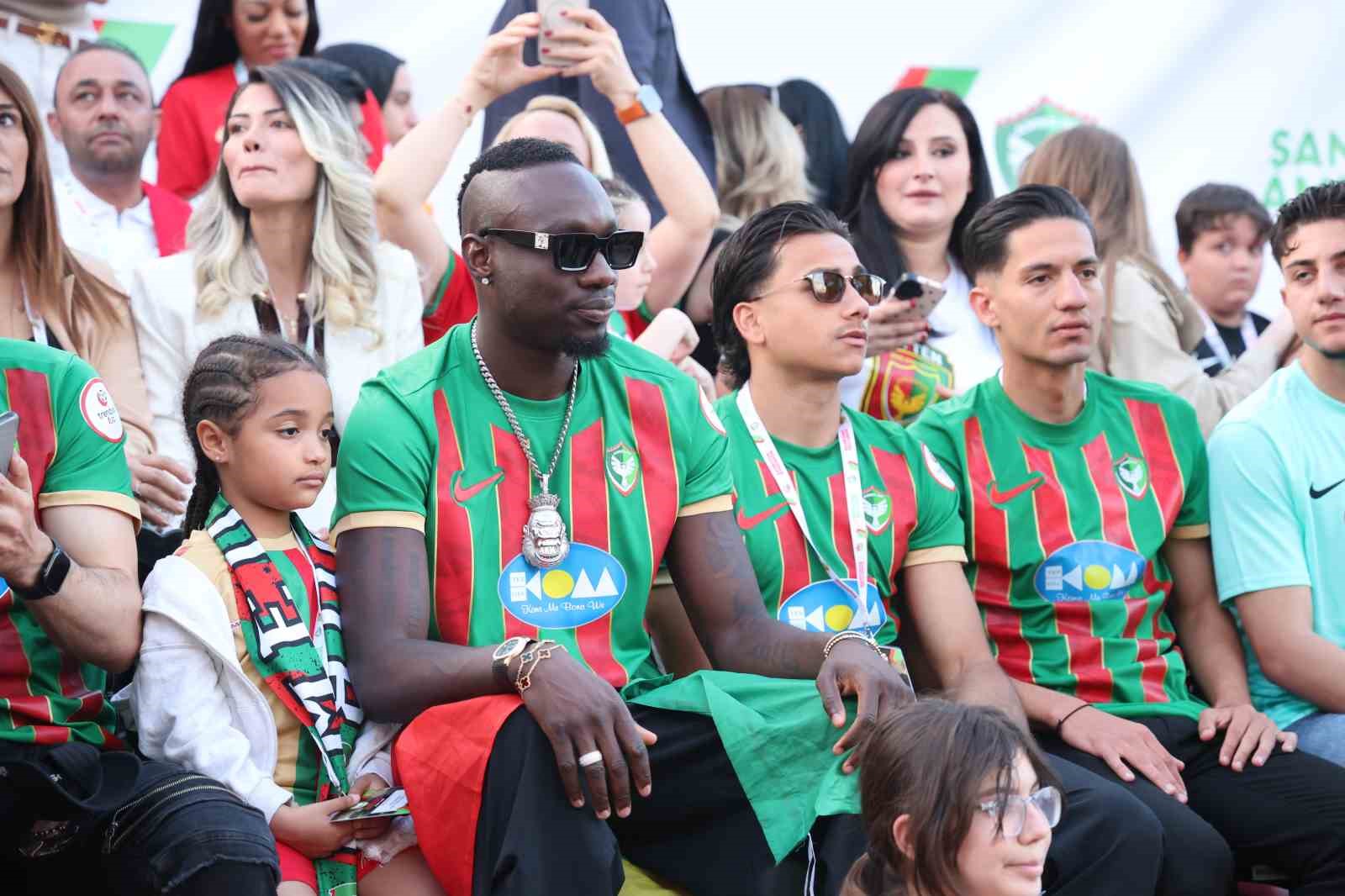 Amed Sportif Faaliyetler kupayı kaldırarak şampiyonluğu kutladı 5 amed sportif faaliyetler kupayi kaldirarak sampiyonlugu kutladi 1 CsSQkqva