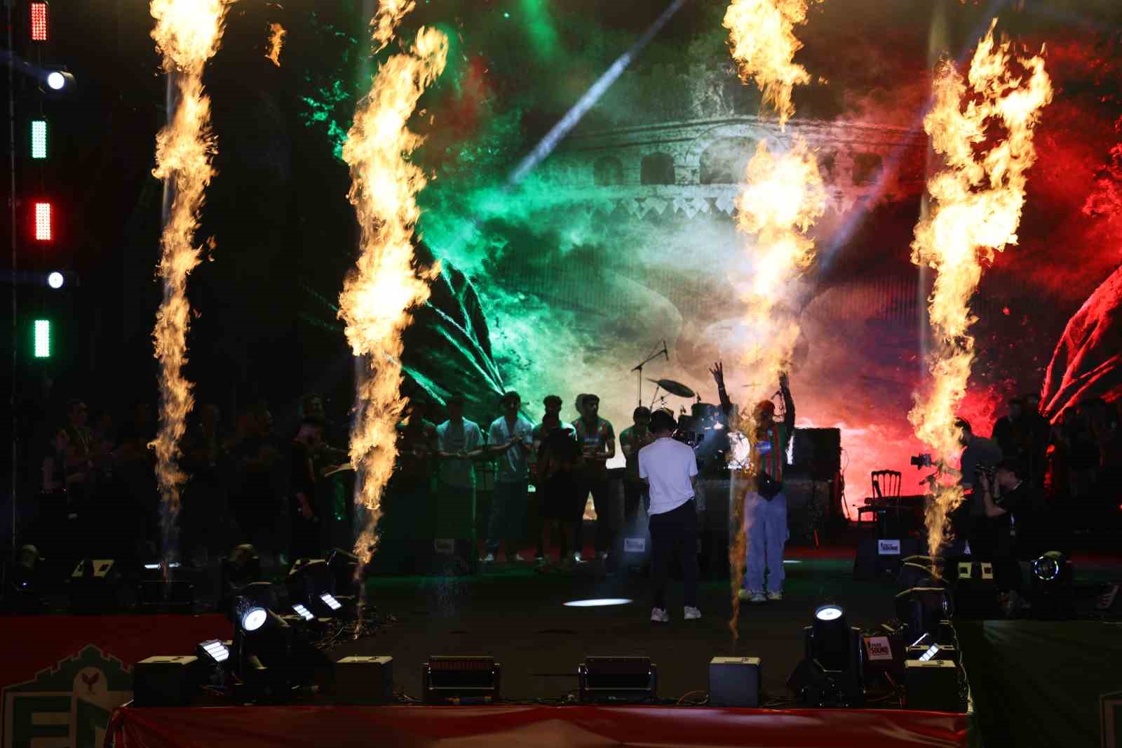 Amed Sportif Faaliyetler kupayı kaldırarak şampiyonluğu kutladı 15 amed sportif faaliyetler kupayi kaldirarak sampiyonlugu kutladi 11 epTQtf66