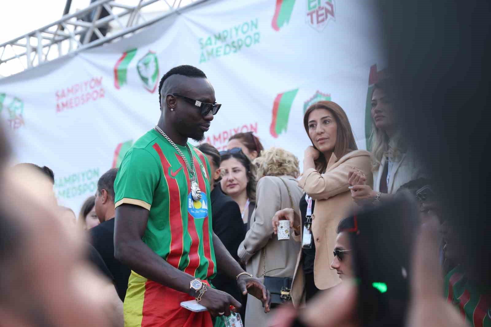 Amed Sportif Faaliyetler kupayı kaldırarak şampiyonluğu kutladı 19 amed sportif faaliyetler kupayi kaldirarak sampiyonlugu kutladi 15 flJ7TfYD