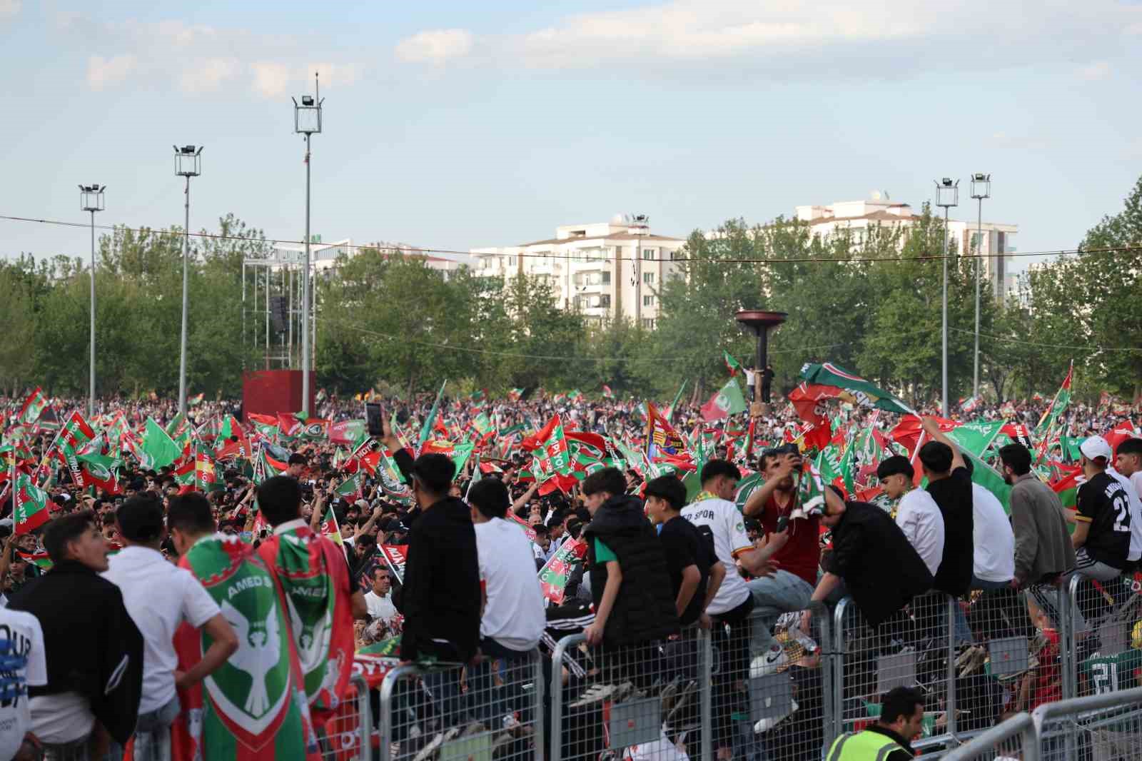 Amed Sportif Faaliyetler kupayı kaldırarak şampiyonluğu kutladı 20 amed sportif faaliyetler kupayi kaldirarak sampiyonlugu kutladi 16 puspU9Xy