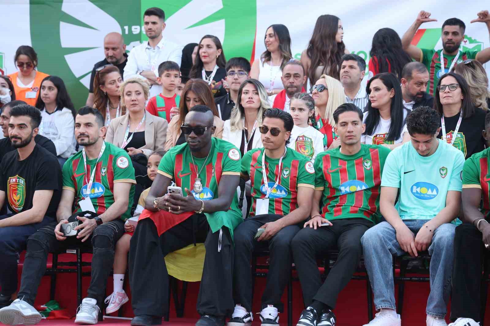 Amed Sportif Faaliyetler kupayı kaldırarak şampiyonluğu kutladı 21 amed sportif faaliyetler kupayi kaldirarak sampiyonlugu kutladi 17 uhAUJTAu