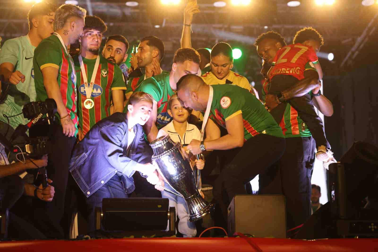 Amed Sportif Faaliyetler kupayı kaldırarak şampiyonluğu kutladı 22 amed sportif faaliyetler kupayi kaldirarak sampiyonlugu kutladi 18 8zjAB2lm