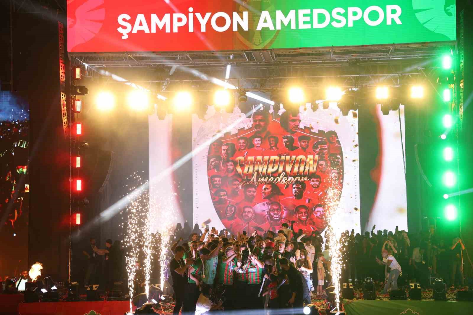 Amed Sportif Faaliyetler kupayı kaldırarak şampiyonluğu kutladı 23 amed sportif faaliyetler kupayi kaldirarak sampiyonlugu kutladi 19 3fpawZ6k