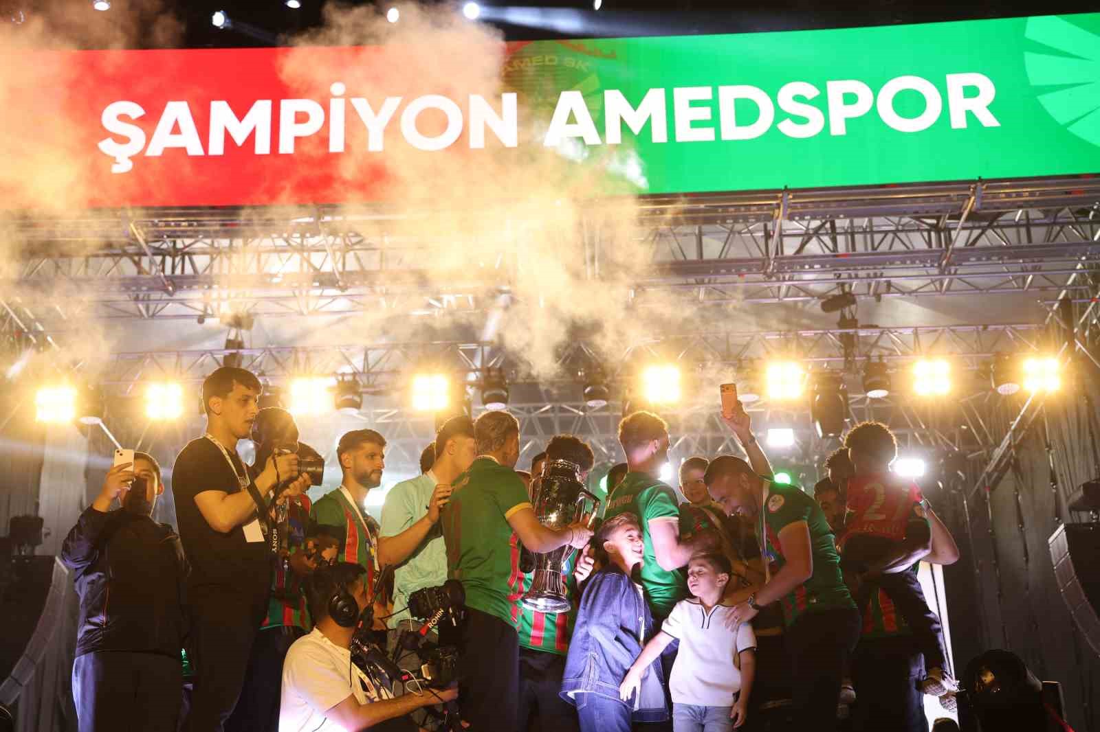 Amed Sportif Faaliyetler kupayı kaldırarak şampiyonluğu kutladı 6 amed sportif faaliyetler kupayi kaldirarak sampiyonlugu kutladi 2 Cs28tHZ6