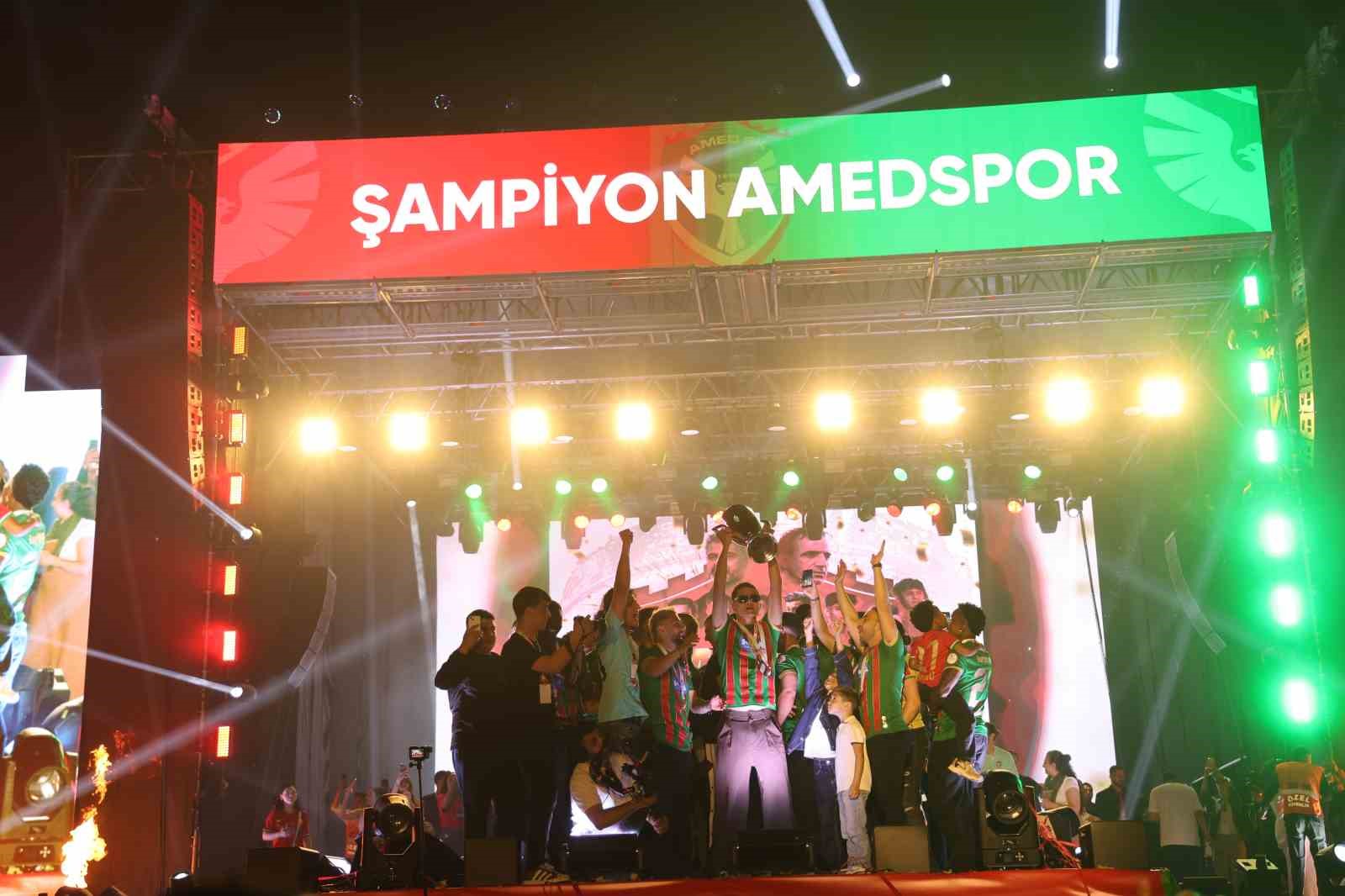 Amed Sportif Faaliyetler kupayı kaldırarak şampiyonluğu kutladı 8 amed sportif faaliyetler kupayi kaldirarak sampiyonlugu kutladi 4 LFaGOwf8
