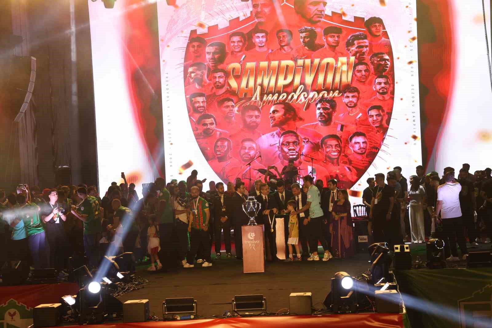 Amed Sportif Faaliyetler kupayı kaldırarak şampiyonluğu kutladı 10 amed sportif faaliyetler kupayi kaldirarak sampiyonlugu kutladi 6 5ngvdFFv