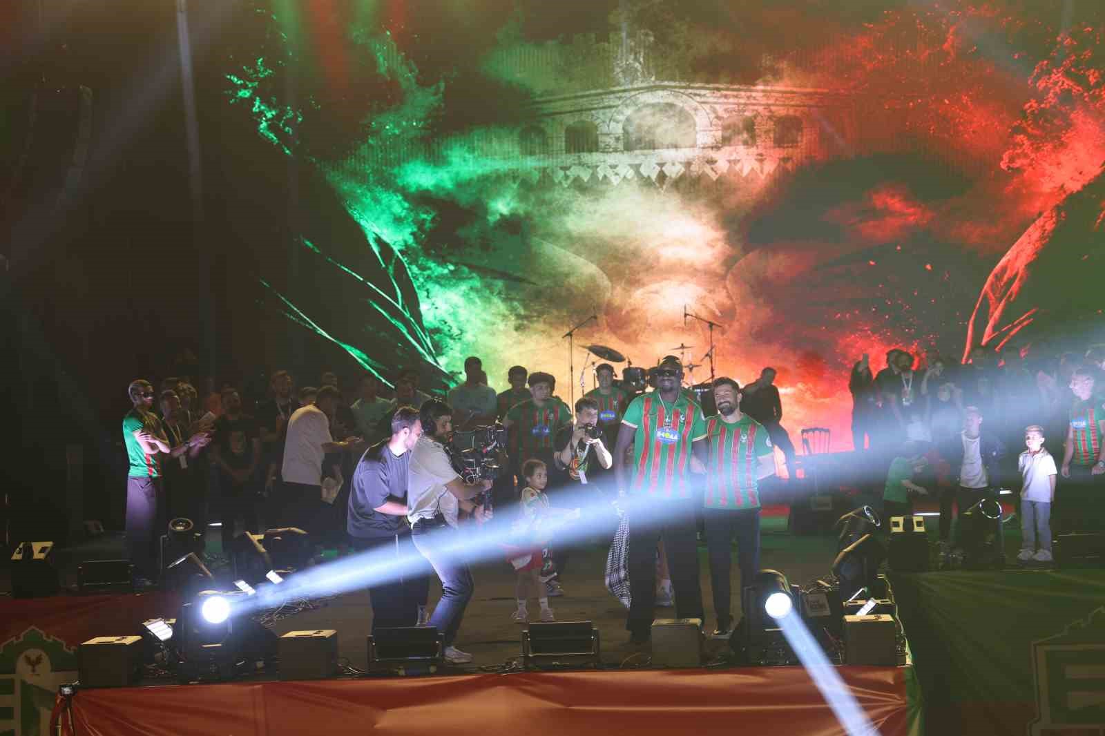Amed Sportif Faaliyetler kupayı kaldırarak şampiyonluğu kutladı 11 amed sportif faaliyetler kupayi kaldirarak sampiyonlugu kutladi 7 IhGb4OVl
