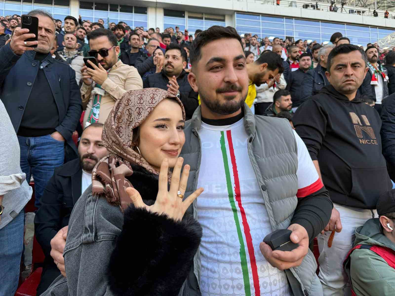 amed sportif faaliyetler maci oncesi tribunde surpriz teklif 1 ZQFsgpQF