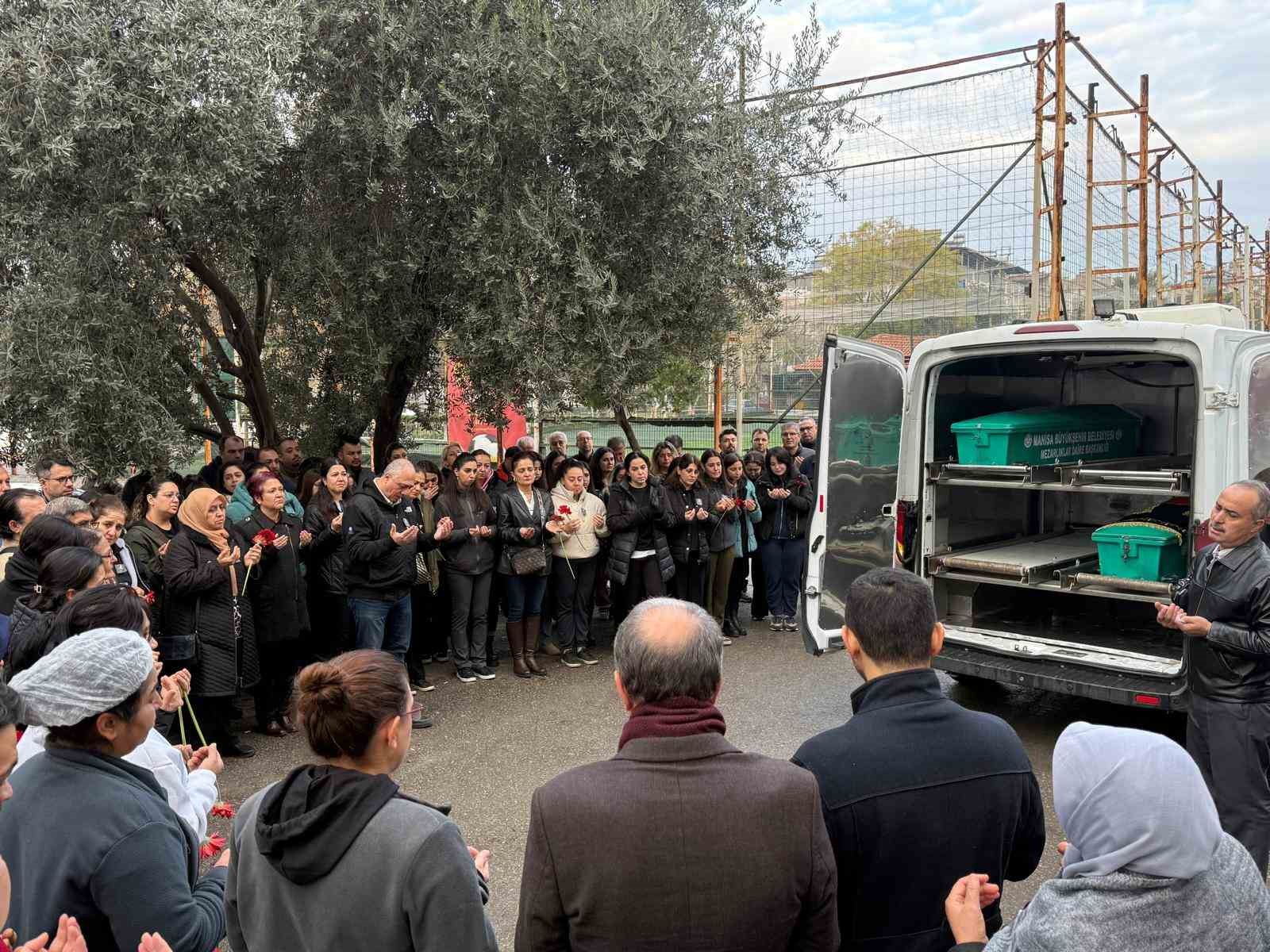 ameliyat yaptigi sirada kalp krizi geciren doktor hayatini kaybetti 1 mCEAcsVn
