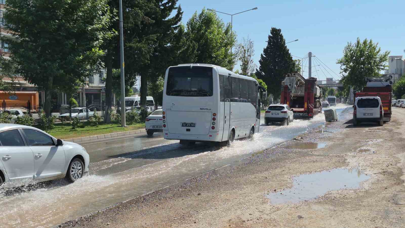 ana sebeke borusu patladi yol gole dondu 0
