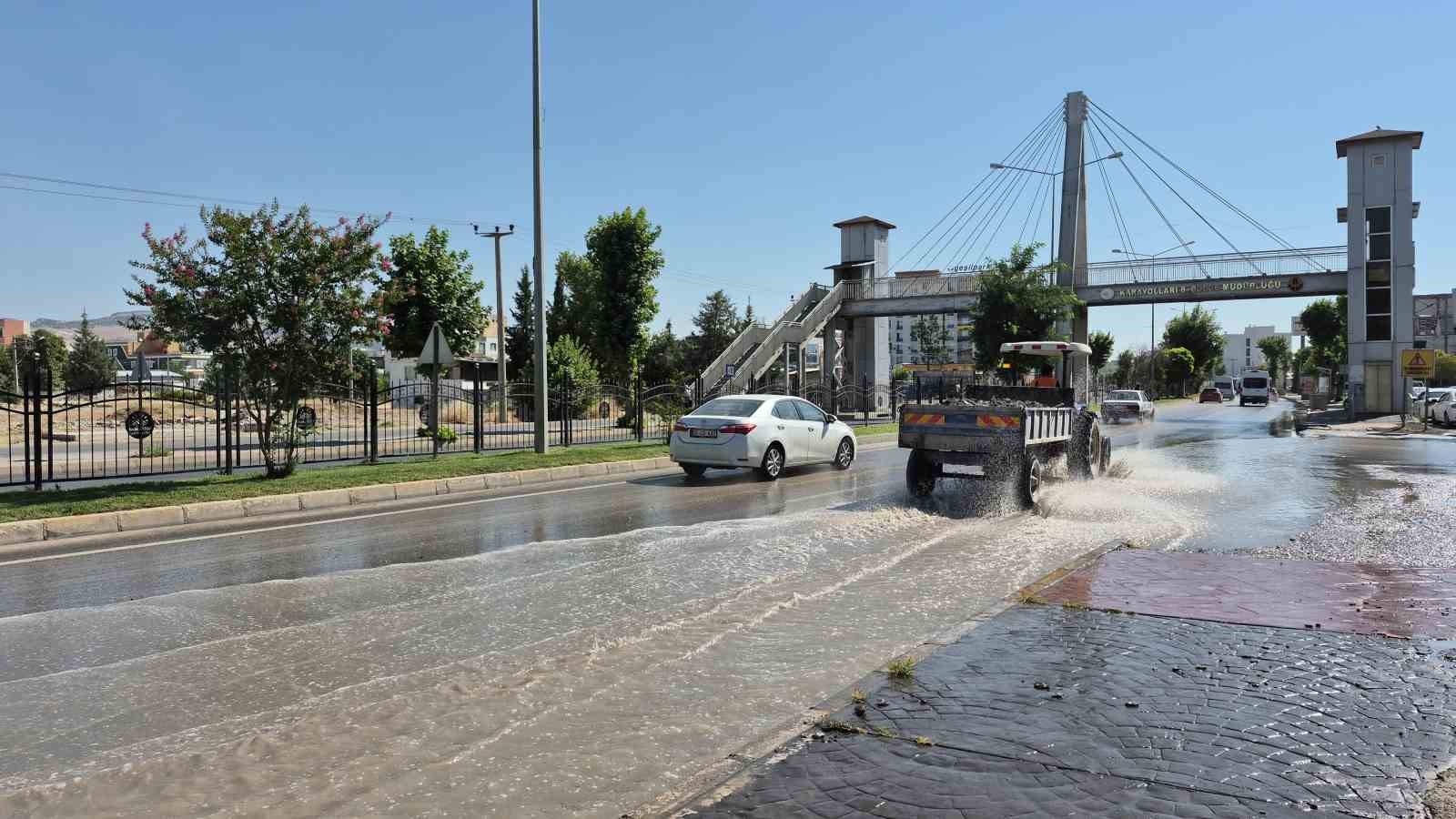 ana sebeke borusu patladi yol gole dondu 1 AHm7B4TV