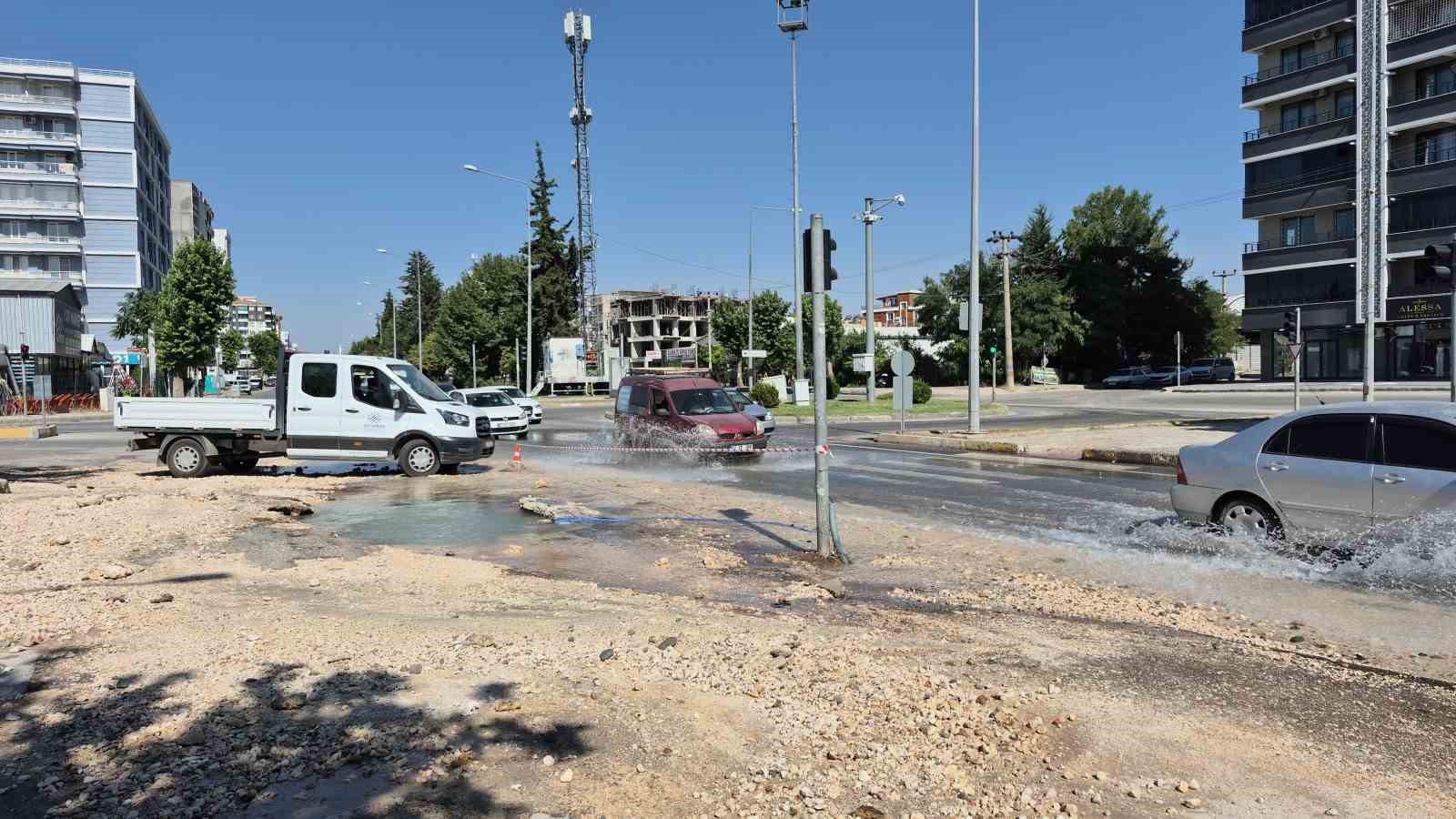 ana sebeke borusu patladi yol gole dondu 3 qmFVU7AT