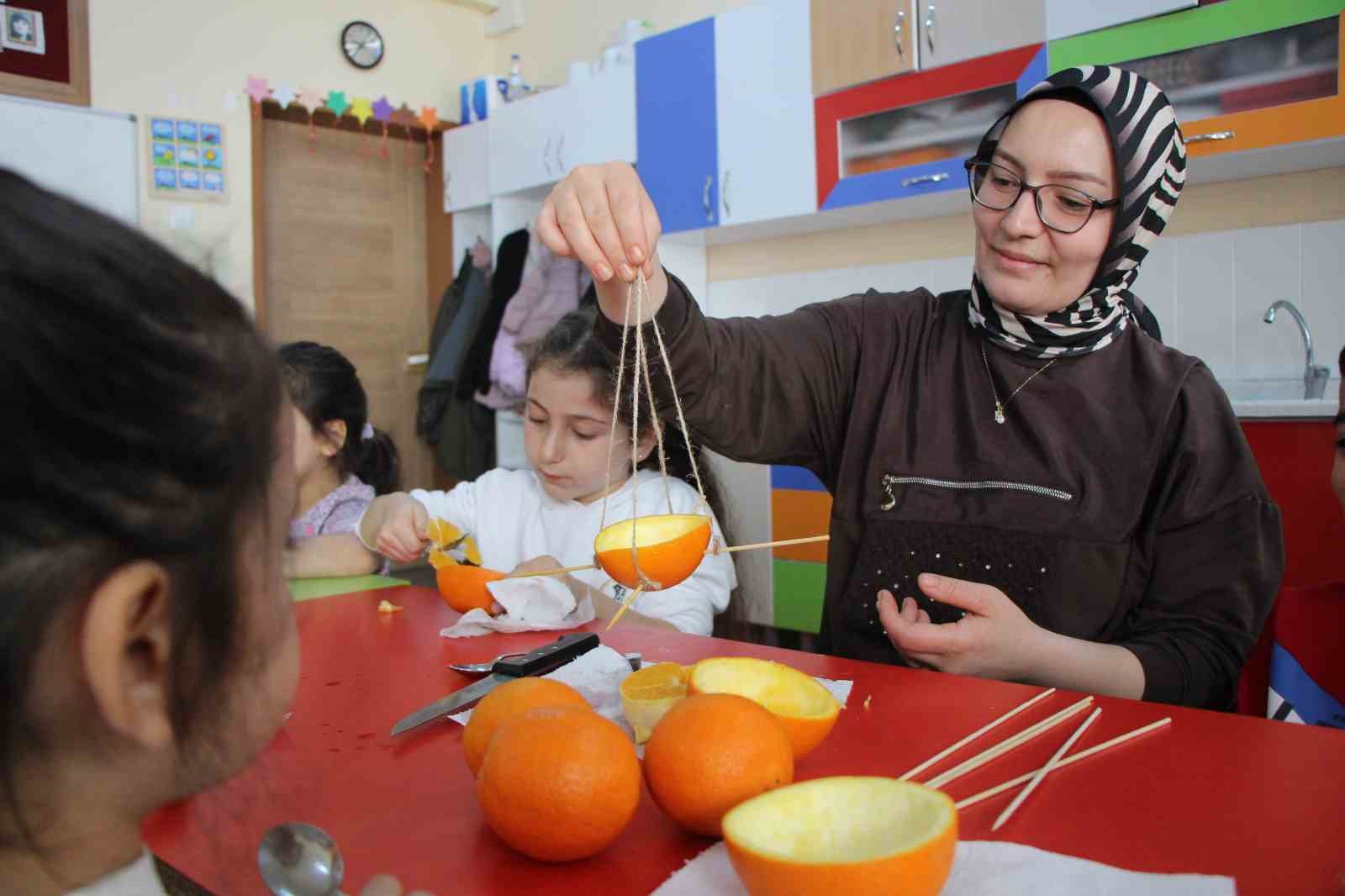 Ana sınıfında portakallar kuşlar için yemlik ve yuvaya dönüştü 5 ana sinifinda portakallar kuslar icin yemlik ve yuvaya donustu 1 CfAJGzAS