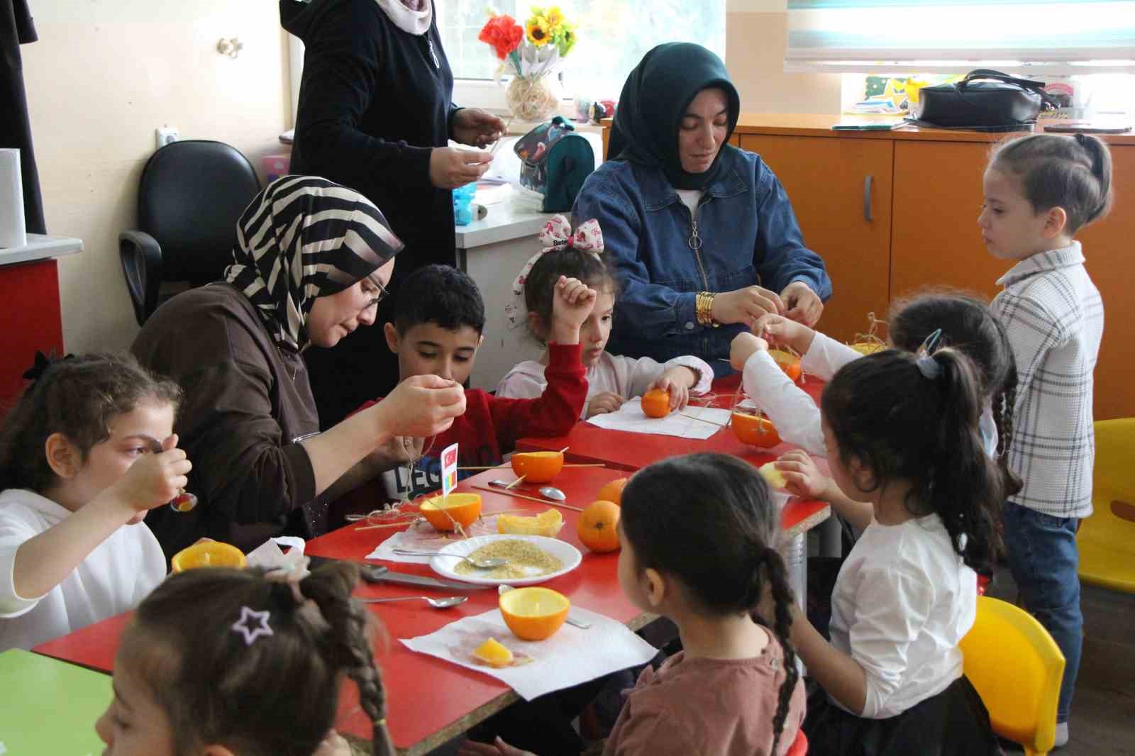 Ana sınıfında portakallar kuşlar için yemlik ve yuvaya dönüştü 10 ana sinifinda portakallar kuslar icin yemlik ve yuvaya donustu 6 ErIZAcyk