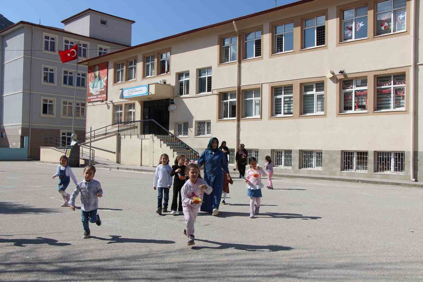 Ana sınıfında portakallar kuşlar için yemlik ve yuvaya dönüştü 13 ana sinifinda portakallar kuslar icin yemlik ve yuvaya donustu 9