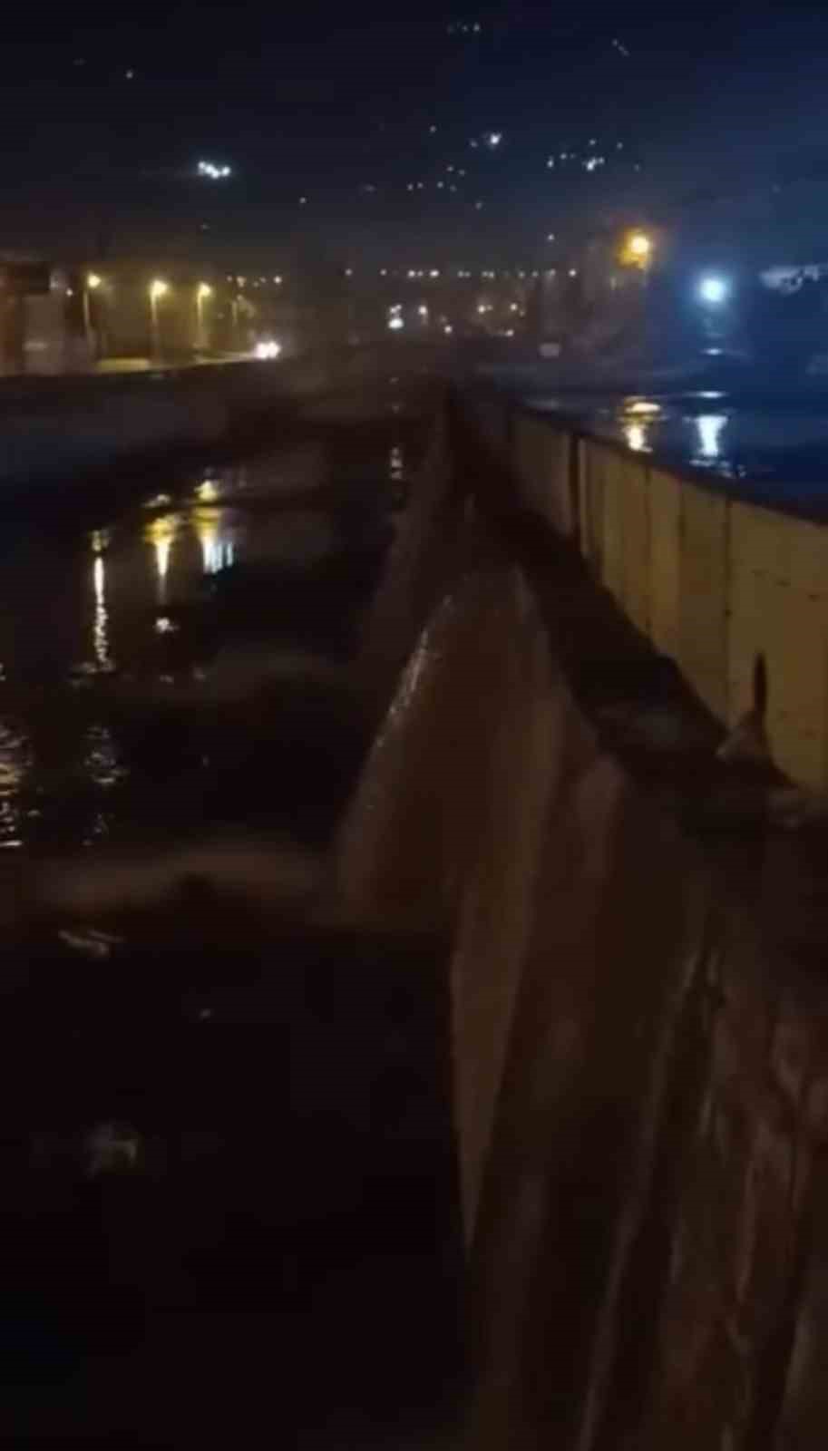 ana su hattinda yasanan patlamada su metrelerce havaya fiskirdi 2 A6uAd6eX