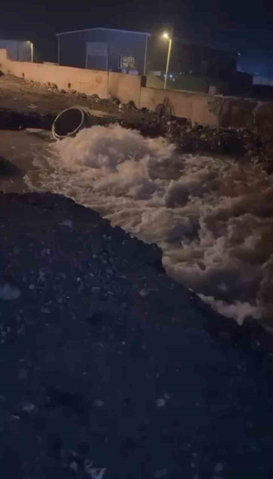 ana su hattinda yasanan patlamada su metrelerce havaya fiskirdi 3 s4fj2DtN