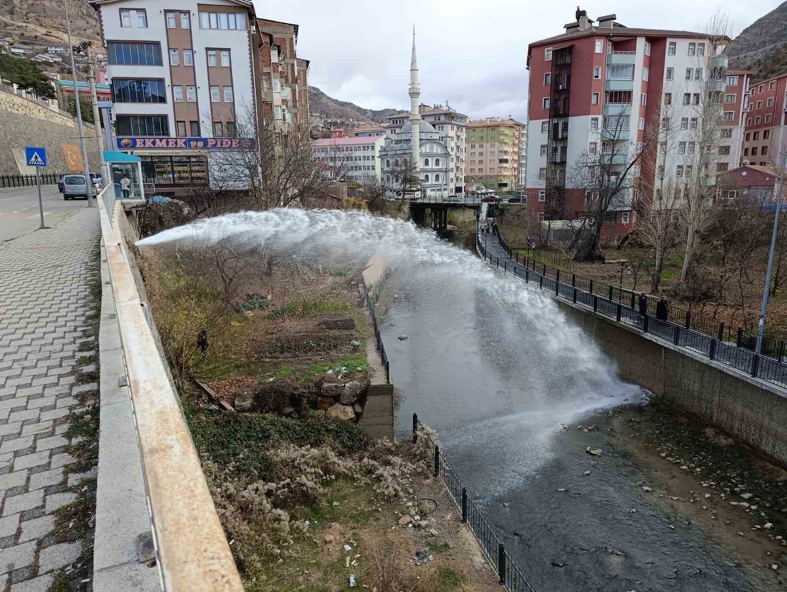 ana su hattindaki tonlarca su harsit cayina akti 0 SsLBPqTE