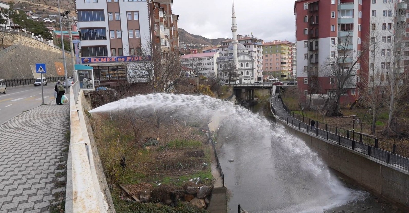 ana su hattindaki tonlarca su harsit cayina akti 1 AL2sGLAJ