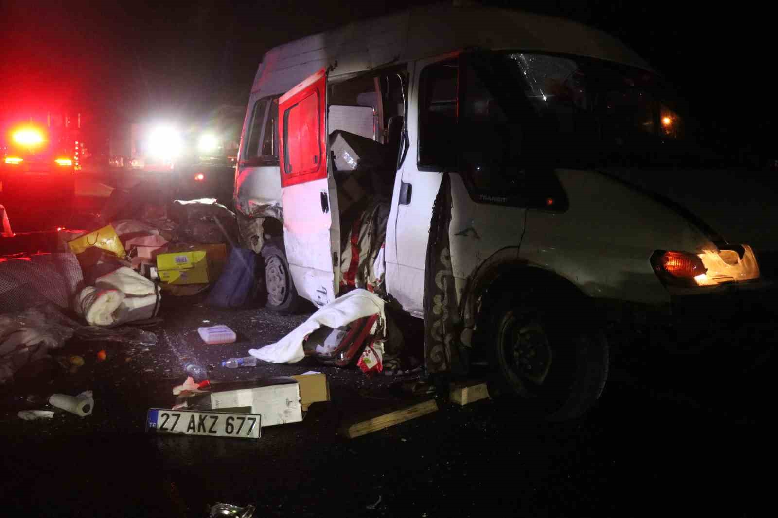 Anadolu Otoyolu’nda aynı istikamette giden otomobil ile minibüs çarpıştı: 1 ölü, 3 yaralı 7 anadolu otoyolunda ayni istikamette giden otomobil ile minibus carpisti 1 olu 3 yarali 3