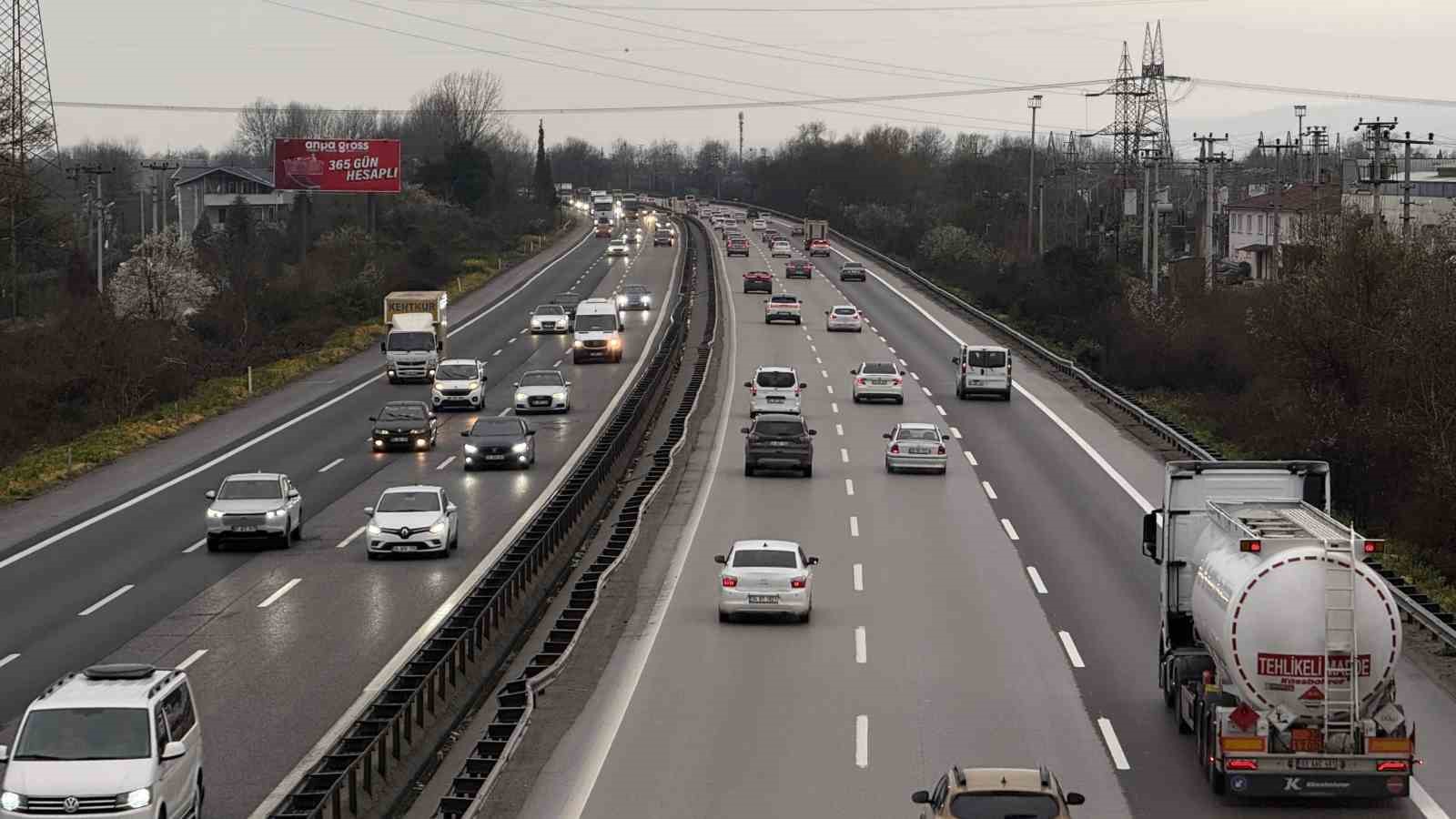 anadolu otoyolunda bayramin son gunu akici yogunluk 0