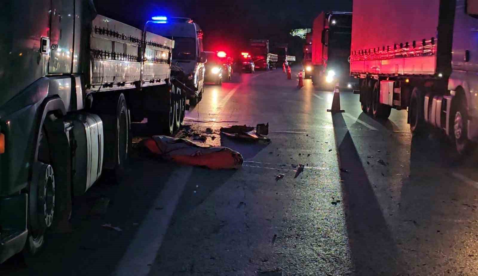 anadolu otoyolunda feci kaza genc tir soforu lastik degistirirken baska bir tirin altinda kaldi